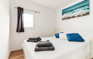 2 bedrooms, free WiFi, bed sheets - Gorgeous home in Drage with house sea view (Drage)