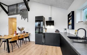 Kylskåp, mikrovågsugn, spishäll och diskmaskin