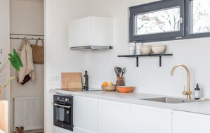 Een koelkast, een vaatwasser