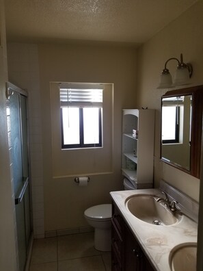 Ensemble douche/baignoire, sèche-cheveux, serviettes fournies, savon
