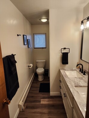 Tina con regadera, secadora de cabello, toallas, jabón 