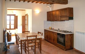 Refrigerador, parrilla de estufa y utensilios de cocina 
