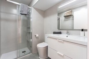 Douche, sèche-cheveux, serviettes fournies, savon