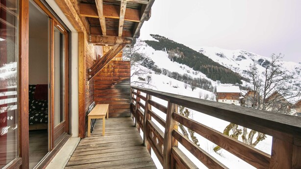 A wooden balcony with a wooden bench, overlooking a snowy mountain landscape. - Modern studio 4 ppl, balcony, near the ski runs (Saint-Sorlin-d´Arves)
