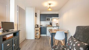 A compact living space with a kitchenette, a dining area, and a seating area. - Modern studio 4 ppl, balcony, near the ski runs (Saint-Sorlin-d´Arves)