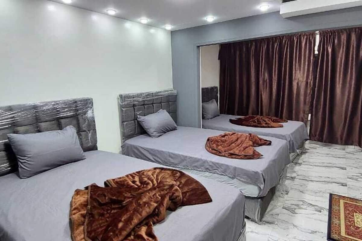 Triple Room with a private bathroom | 1 habitación, ropa de cama hipoalergénica y camas con pillow-top