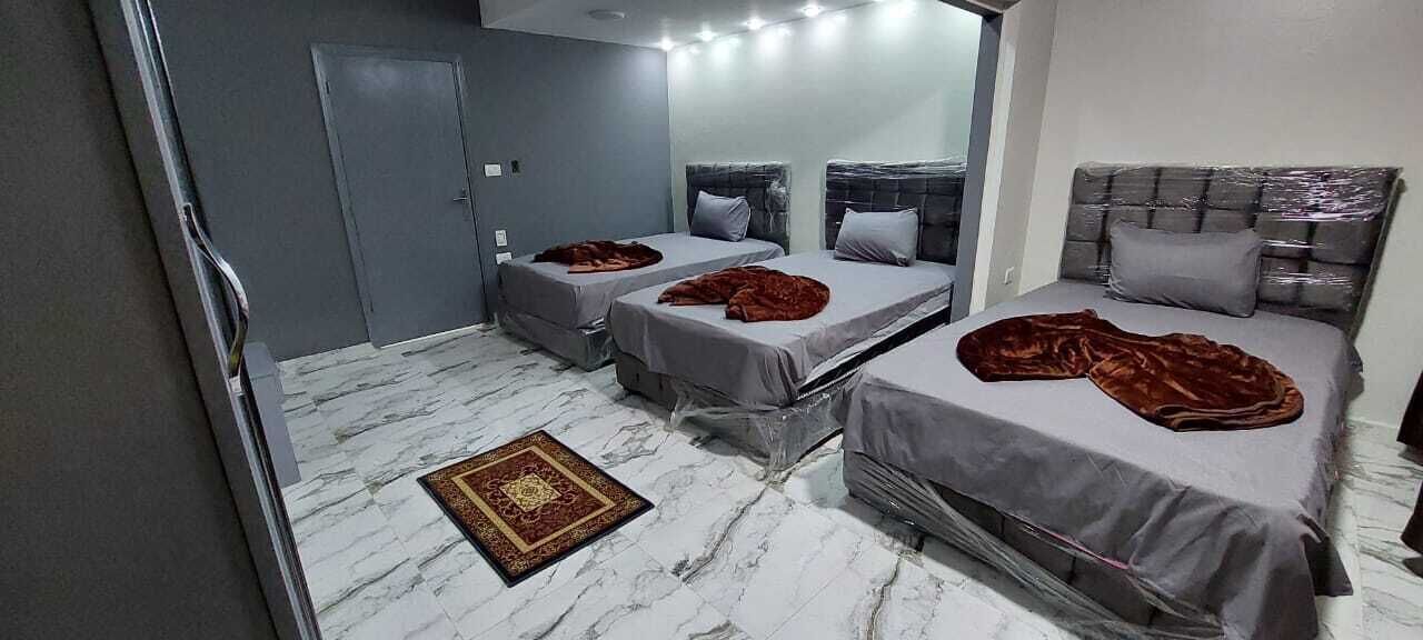 Ropa de cama hipoalergénica, colchones con pillow-top y minibar 