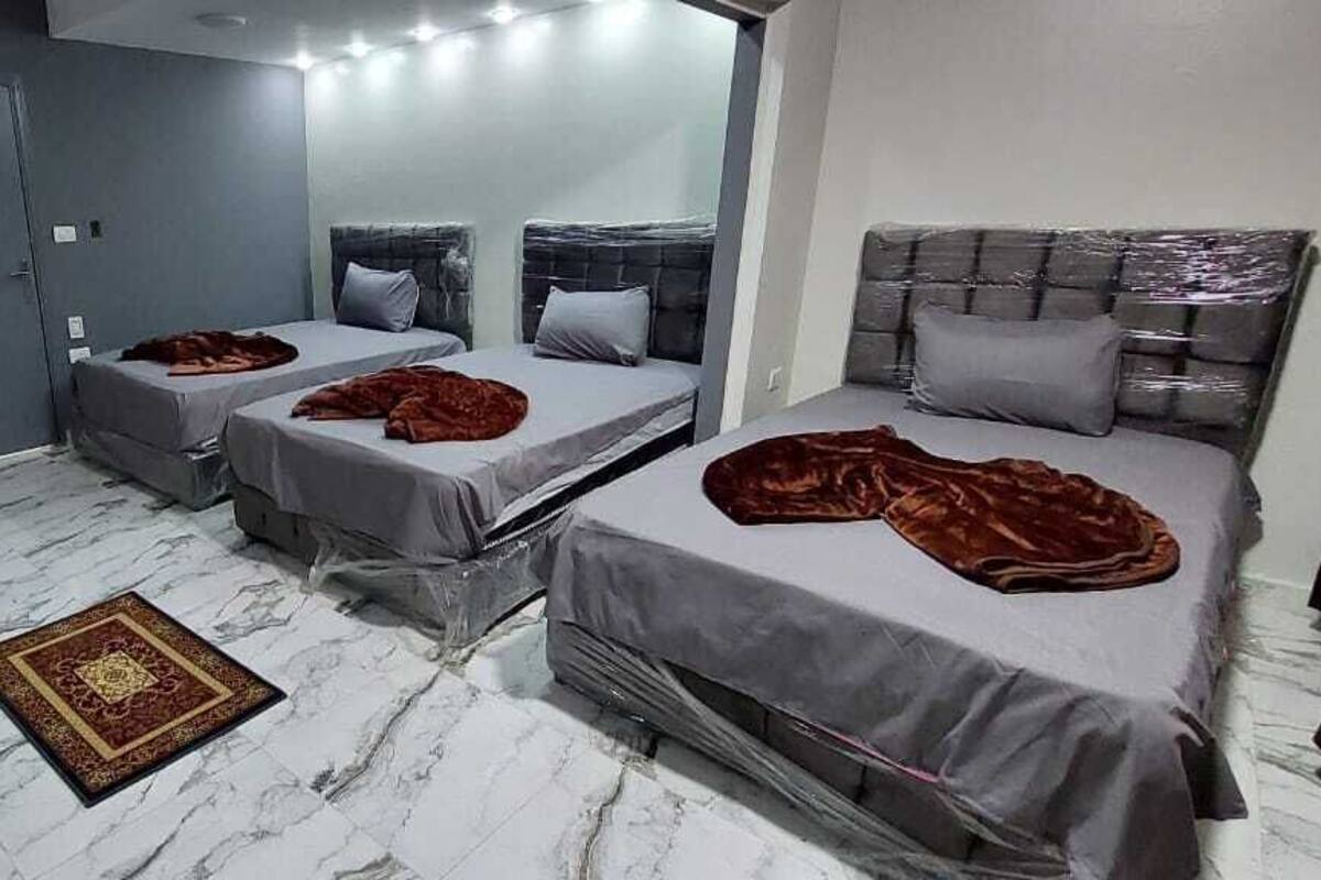 Ropa de cama hipoalergénica, colchones con pillow-top y minibar
