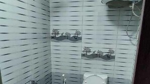 A bathroom with a toilet, sink, and shower. - Best Dreams Hotel (Giza)