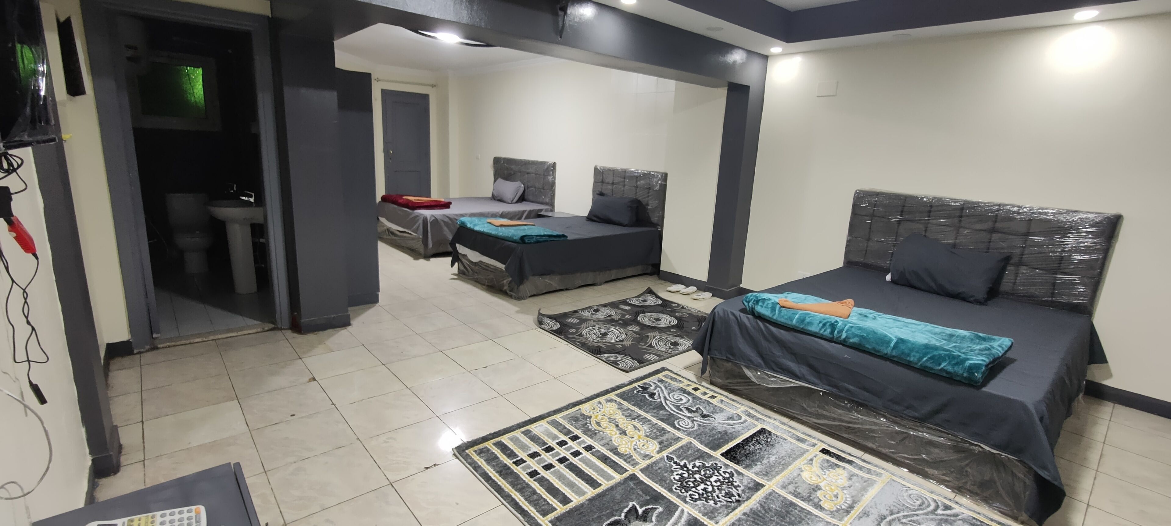 Ropa de cama hipoalergénica, colchones con pillow-top y minibar 