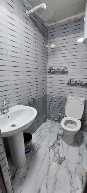 Yhden hengen standard-huone | Kylpyhuone | Sadesuihkupää, ilmaiset hygieniatuotteet, bidee, pyyhkeet