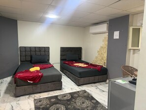 基本雙人房 | 浴室 | 雨淋花灑、免費梳洗用品、坐浴桶、提供毛巾