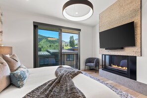 5 bedrooms, iron/ironing board, WiFi, bed sheets