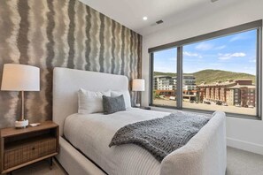 5 bedrooms, iron/ironing board, WiFi, bed sheets