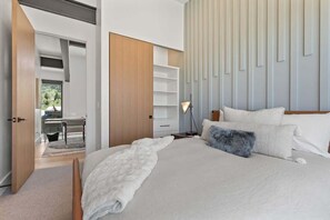 5 bedrooms, iron/ironing board, WiFi, bed sheets