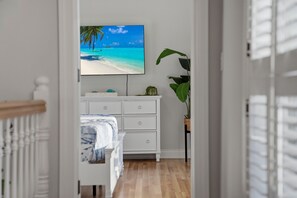 5 bedrooms, desk, WiFi, bed sheets