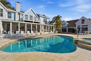 Et oppvarmet basseng