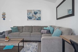 Smart-TV, Kamin, Videospiele, Arbeitsbereiche