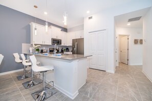 Fridge, microwave, oven, stovetop - AN8885 Champions Gate Condo 2Bedrooms 2Bathrooms Free Waterpark (Kissimmee)