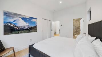 3 bedrooms, iron/ironing board, travel crib, WiFi