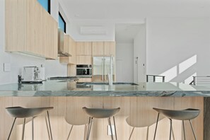 Fridge, microwave, oven, stovetop - Luxury Modern Home Walk to Lifts Ski Trails (Crested Butte)