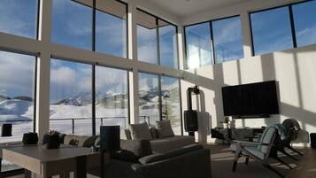 TV, fireplace, stereo