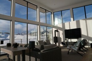 Una televisión, una chimenea, un reproductor estéreo