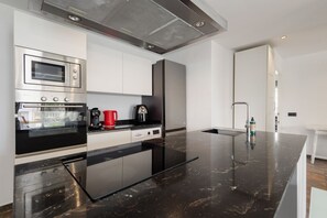 Kühlschrank, Mikrowelle, Ofen, Herdplatte