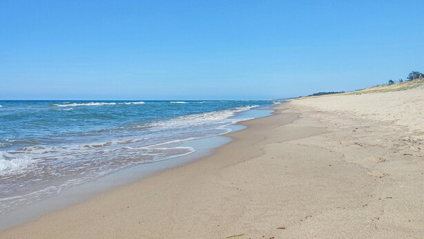 A beach with a clear sky and calm sea. - Stunning home in Jezierzany with sauna (Jezierzany)