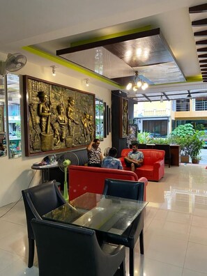 Televisión de pantalla plana de 32 pulgadas con canales por cable