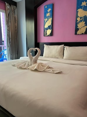 デラックス ダブルルーム | セーフティボックス (室内)、客室ごとに異なる装飾、デスク、ノートパソコン用作業スペース