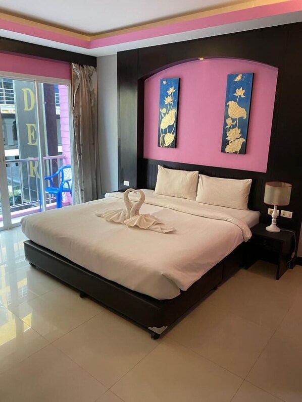 Habitación Deluxe doble | Caja fuerte, decoración individual, escritorio