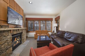 Télévision, cheminée