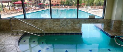 Alberca al aire libre y alberca climatizada