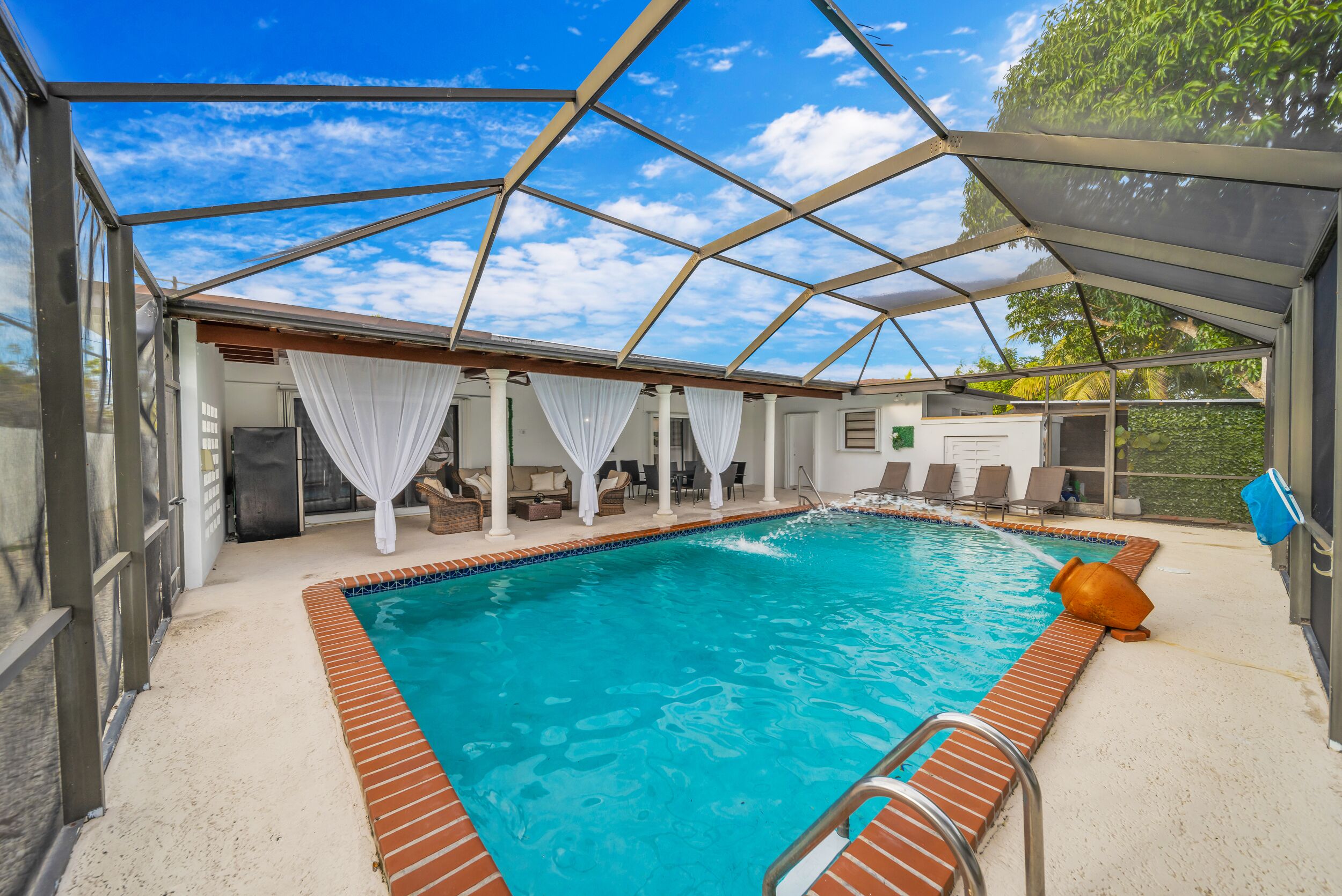 Family Getaway Home with Large Pool 5BR/3 Suites