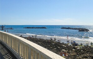 Una spiaggia nelle vicinanze