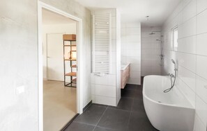 Combined shower/tub