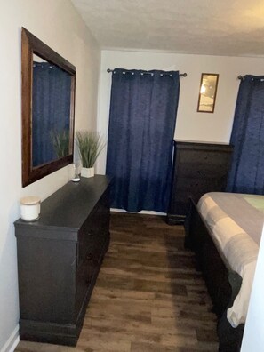 3 bedrooms, in-room safe, desk, iron/ironing board