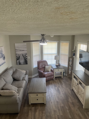 Hummingbird Haven-3 Bed 2 Bath River House