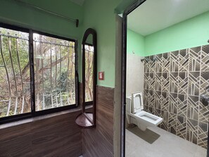 Habitación estándar doble, vistas a la ciudad | Baño | Ducha y cabezal de ducha tipo lluvia