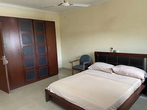 5 bedrooms, desk, iron/ironing board, free WiFi - 5-Bedroom Residential home in Adenta. (Adenta Municipality)