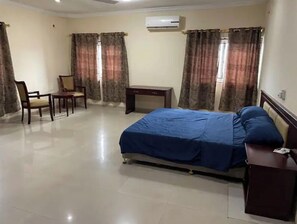 5 bedrooms, desk, iron/ironing board, free WiFi - 5-Bedroom Residential home in Adenta. (Adenta Municipality)