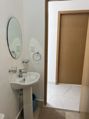 Douche, sèche-cheveux, serviettes fournies, savon