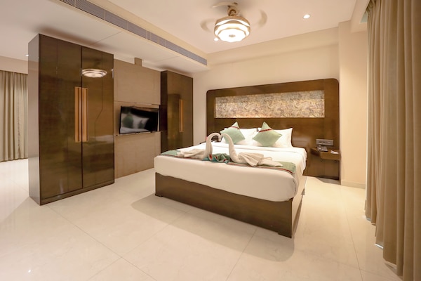 奢华套房 | 高档床上用品、办公桌、笔记本电脑工作区、免费 WiFi