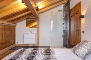 4 bedrooms, iron/ironing board, travel cot, free WiFi