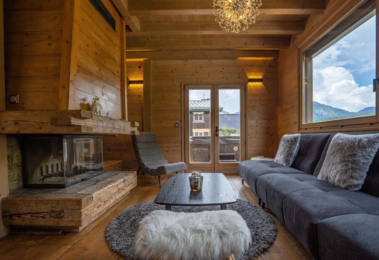 Télévision, cheminée, table de tennis de table, chaîne hi-fi