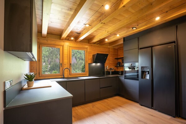 Fridge, microwave, oven, stovetop - Grosse Pierre - Chalet 180m2 | Fireplace | Jacuzzi | View | Taconnaz (Les Houches)