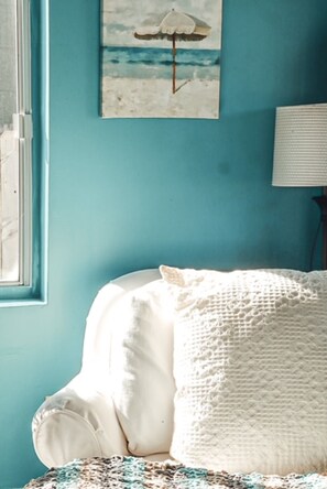 2 habitaciones, escritorio y tabla de planchar con plancha 