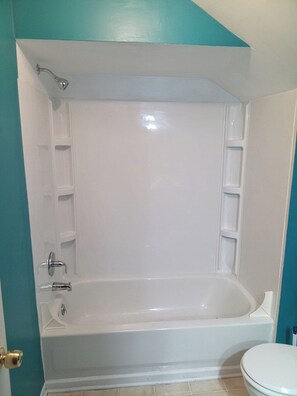 Toallas, jabón, shampoo, papel de baño 