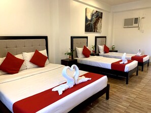 Habitación cuádruple Premium | Escritorio, camas supletorias, wifi gratis y ropa de cama